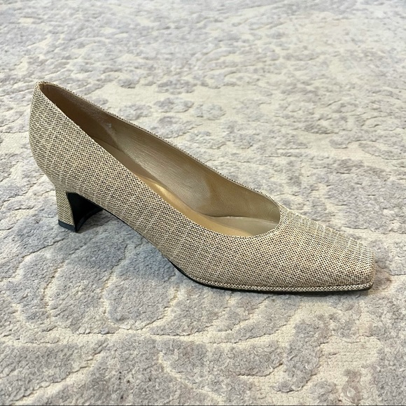 New STUART WEITZMAN Tan Patent Leather Pumps - Picture 7 of 8